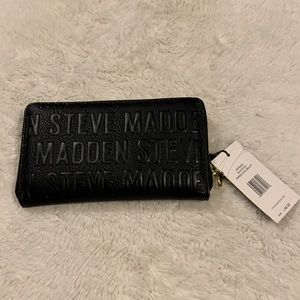 STEVEN MADDEN WRISTLET.